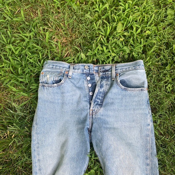 LEVI’S 501 LIGHTWASH SKINNY - Picture 4 of 7